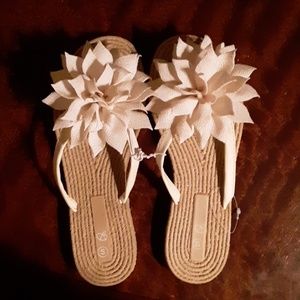 New tag has came off but cream flower small flops